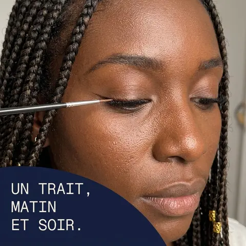 Application du sérum G'LASH à la racine des cils
